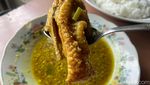 Cuma Jual Opor Ayam Sejak 1970-an, Warung Betawi Ini Masih Laris Manis!
