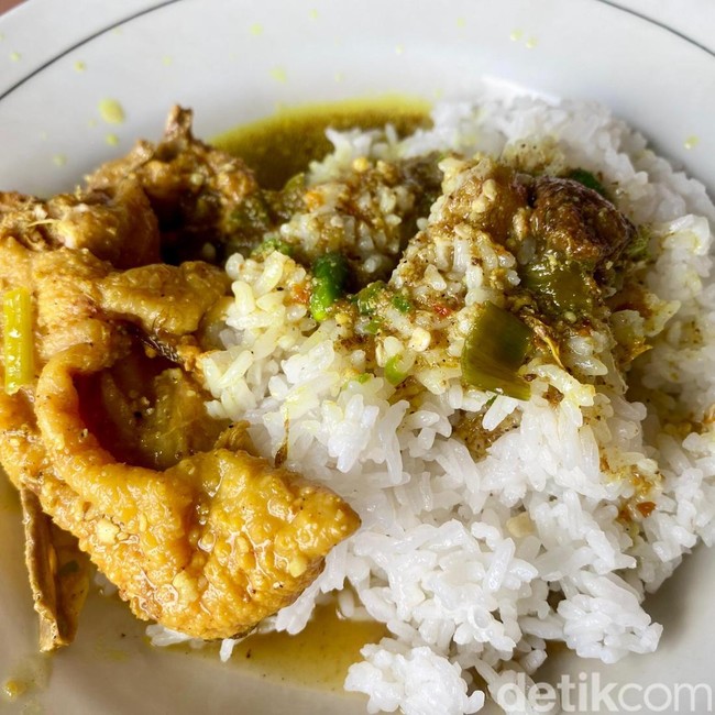 Cuma Jual Opor Ayam Sejak 1970-an, Warung Betawi Ini Masih Laris Manis!