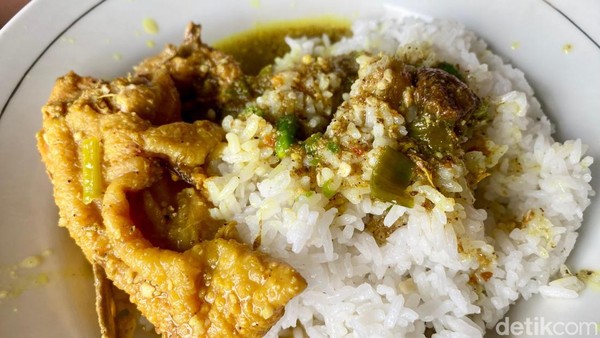 Cuma Jual Opor Ayam Sejak 1970-an, Warung Betawi Ini Masih Laris Manis!