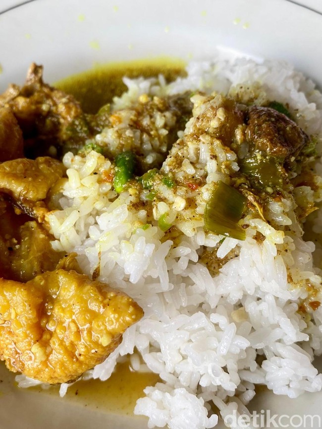 Cuma Jual Opor Ayam Sejak 1970-an, Warung Betawi Ini Masih Laris Manis!