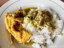 Cuma Jual Opor Ayam Sejak 1970-an, Warung Betawi Ini Masih Laris Manis!
