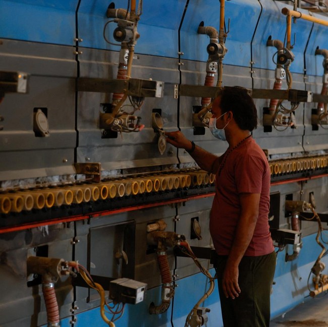 Dari Tanah Mentah hingga Jadi Ubin, Aktivitas Pabrik Keramik di Gujarat