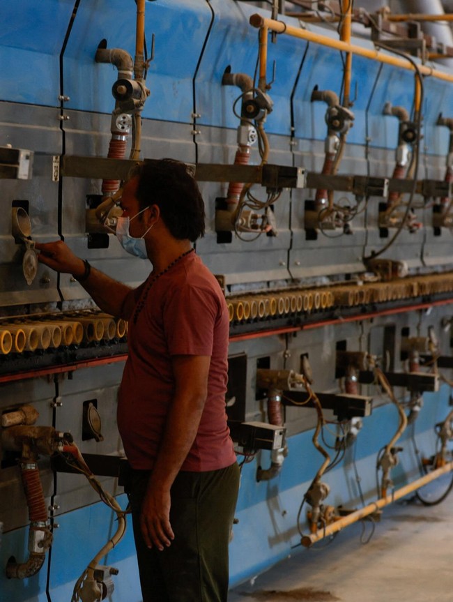 Dari Tanah Mentah hingga Jadi Ubin, Aktivitas Pabrik Keramik di Gujarat