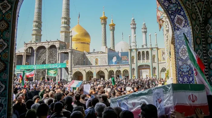 Warga Iran berduka atas korban sipil, seperti terlihat dalam gambar pemakaman di Qom ini yang disuplai oleh kantor berita ISNA Iran (Foto: Mehdi Alavi/ISNA/AFP/Getty Images)