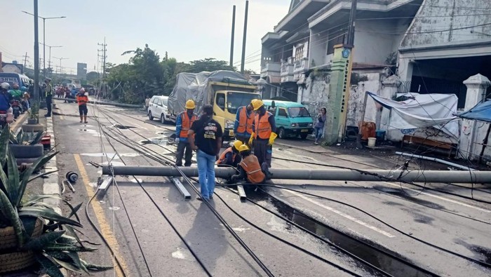 Evakuasi tiang listrik yang roboh di Taman Sidoarjo