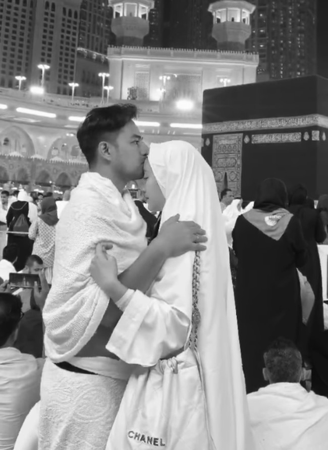 Alhamdulillah...umroh pertama kami sebagai suami istri. Bisa kembali kesini, sama suami, rasanya kayak mimpi, tulis Febby di Instagram. Foto: Dok. Instagram Febby Rastanty