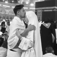 Alhamdulillah...umroh pertama kami sebagai suami istri. Bisa kembali kesini, sama suami, rasanya kayak mimpi, tulis Febby di Instagram. Foto: Dok. Instagram Febby Rastanty