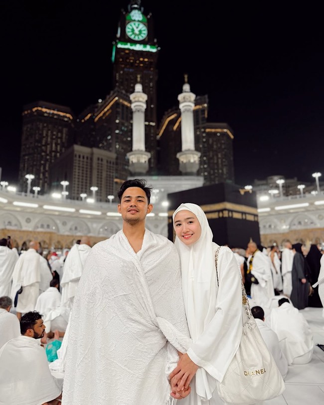 Febby juga mengaku tak kuasa menahan air mata saat pertama kali melihat Kabah bersama suaminya. Bagi dirinya, momen tersebut terasa sangat emosional karena menjadi jawaban dari doa-doa yang pernah ia panjatkan sebelumnya. Foto: Dok. Instagram Febby Rastanty