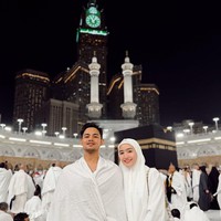 Febby juga mengaku tak kuasa menahan air mata saat pertama kali melihat Kabah bersama suaminya. Bagi dirinya, momen tersebut terasa sangat emosional karena menjadi jawaban dari doa-doa yang pernah ia panjatkan sebelumnya. Foto: Dok. Instagram Febby Rastanty