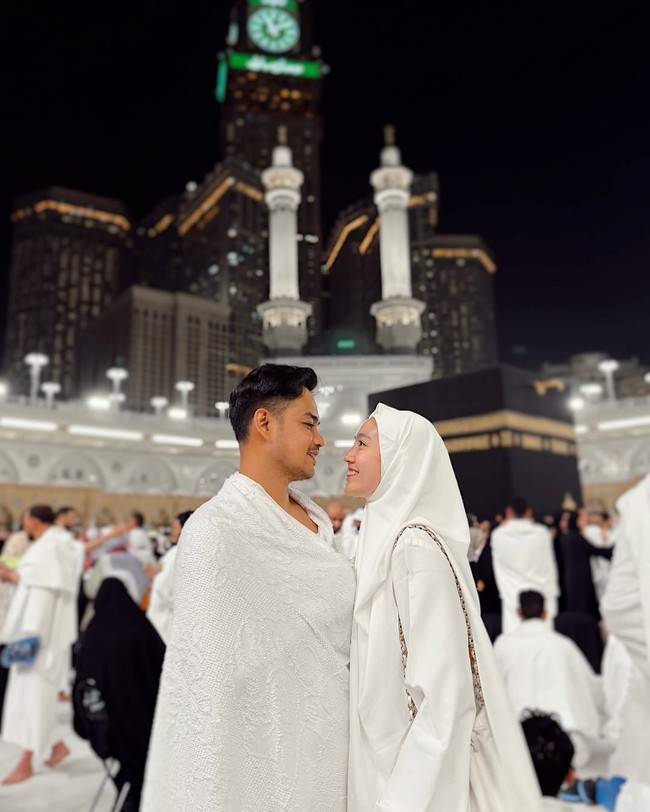 Bagi Febby, perjalanan ibadah kali ini terasa sangat bermakna karena akhirnya dapat kembali ke tempat suci bersama pria yang kini menjadi pendamping hidupnya. Dalam salah satu foto, Febby dan Drajad tampak berdiri dengan latar belakang megah Kabah di Mekkah. Foto: Dok. Instagram Febby Rastanty