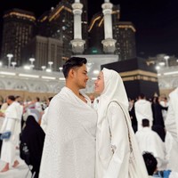 Bagi Febby, perjalanan ibadah kali ini terasa sangat bermakna karena akhirnya dapat kembali ke tempat suci bersama pria yang kini menjadi pendamping hidupnya. Dalam salah satu foto, Febby dan Drajad tampak berdiri dengan latar belakang megah Kabah di Mekkah. Foto: Dok. Instagram Febby Rastanty
