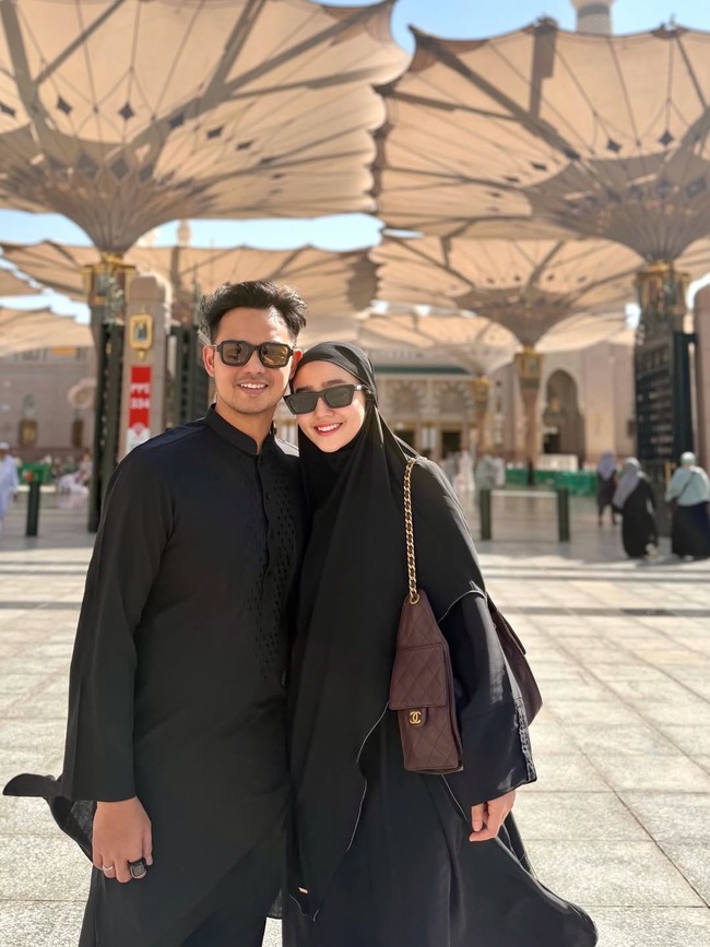 Febby Rastanty berbagi momen umrah bareng suami di media sosial. Perjalanan spiritual tersebut semakin istimewa karena menjadi umrah pertama mereka setelah resmi menikah. Foto: Dok. Instagram Febby Rastanty
