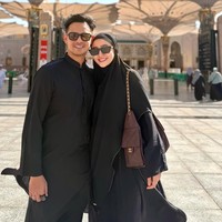 Febby Rastanty berbagi momen umrah bareng suami di media sosial. Perjalanan spiritual tersebut semakin istimewa karena menjadi umrah pertama mereka setelah resmi menikah. Foto: Dok. Instagram Febby Rastanty