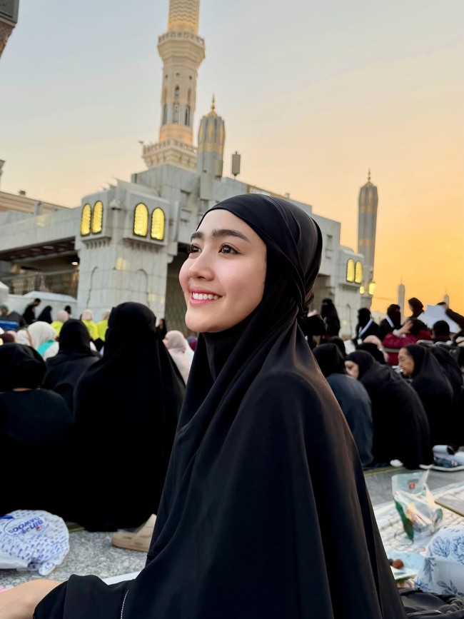 Momen haru itu pun dibagikan Febby melalui media sosial. Dalam sejumlah foto yang diunggah, pasangan ini tampak khusyuk sekaligus penuh syukur saat berada di Tanah Suci. Foto: Dok. Instagram Febby Rastanty