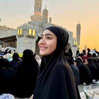 Momen haru itu pun dibagikan Febby melalui media sosial. Dalam sejumlah foto yang diunggah, pasangan ini tampak khusyuk sekaligus penuh syukur saat berada di Tanah Suci. Foto: Dok. Instagram Febby Rastanty