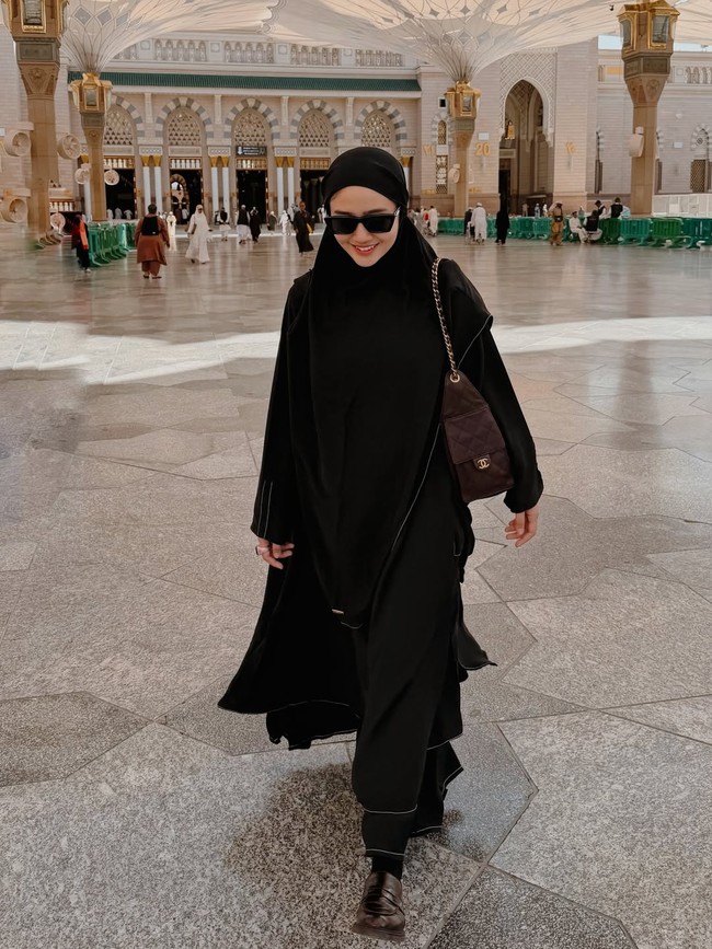 Awal tahun 2024, datang sendiri untuk meminta petunjuk tentang jodohku. Aku berdoa kalau memang bukan dia orangnya, Ya Allah tolong tunjukkanlah dengan cara yang bisa ku mengerti. Tapi kalau memang dia orangnya, tenangkanlah hatiku dan mudahkanlah jalan kami, tulis Febby. Foto: Dok. Instagram Febby Rastanty