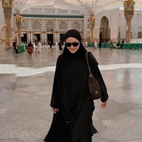Awal tahun 2024, datang sendiri untuk meminta petunjuk tentang jodohku. Aku berdoa kalau memang bukan dia orangnya, Ya Allah tolong tunjukkanlah dengan cara yang bisa ku mengerti. Tapi kalau memang dia orangnya, tenangkanlah hatiku dan mudahkanlah jalan kami, tulis Febby. Foto: Dok. Instagram Febby Rastanty