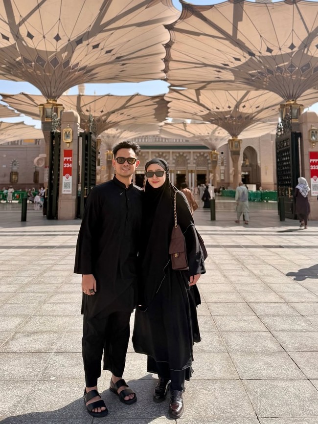 Meski lebih sering mengenakan busana umrah bernuansa putih, Febby Rastanty sesekali juga mengenakan gamis hitam dan cokelat sebagai variasi. Ia tampak cantik dalam balutan hijab syari. Foto: Dok. Instagram Febby Rastanty