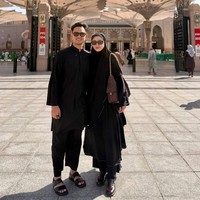 Meski lebih sering mengenakan busana umrah bernuansa putih, Febby Rastanty sesekali juga mengenakan gamis hitam dan cokelat sebagai variasi. Ia tampak cantik dalam balutan hijab syari. Foto: Dok. Instagram Febby Rastanty