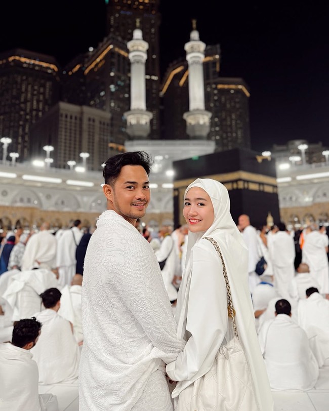 Selama berada di Tanah Suci, Febby dan suaminya menjalani rangkaian ibadah dengan penuh kekhusyukan. Mereka juga tampak menikmati setiap momen spiritual yang dilalui bersama.Foto: Dok. Instagram Febby Rastanty