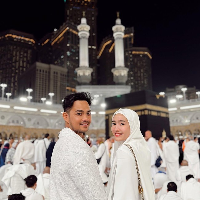 Intip Potret Febby Rastanty Umrah Perdana dengan Suami di Bulan Ramadan