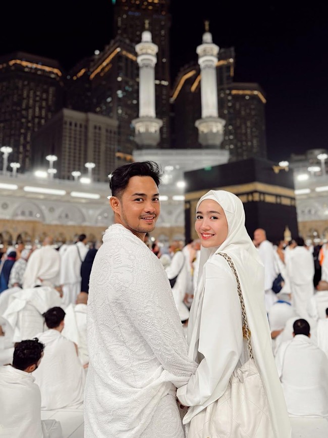 Intip Potret Febby Rastanty Umrah Perdana dengan Suami di Bulan Ramadan