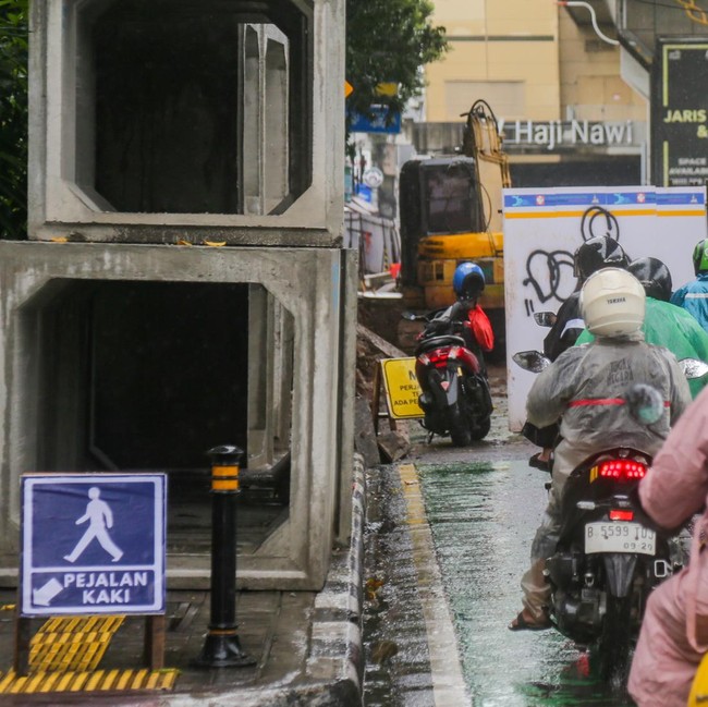 Galian Dekat Stasiun MRT Haji Nawi Bikin Lalin Jalan Fatmawati Tersendat