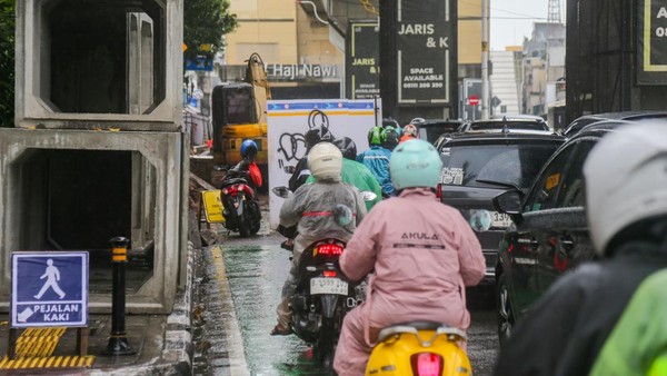Galian Dekat Stasiun MRT Haji Nawi Bikin Lalin Jalan Fatmawati Tersendat