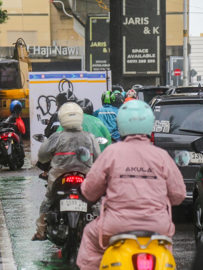 Galian Dekat Stasiun MRT Haji Nawi Bikin Lalin Jalan Fatmawati Tersendat
