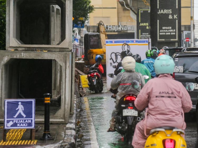 Galian Dekat Stasiun MRT Haji Nawi Bikin Lalin Jalan Fatmawati Tersendat