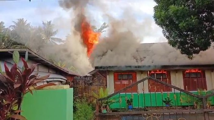 Gedung Sekolah Menengah Pertama (SMP) Negeri 1 Batudaa kebakaran.