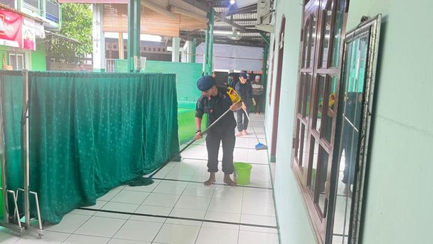 Gegana Brimob Polda Metro Jaya membersihkan Masjid Al-Magfiroh di Slipi. Kegiatan ini bentuk kepedulian lingkungan dan mendukung kenyamanan beribadah. (dok Ist)