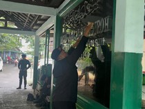 Peduli Lingkungan, Gegana Brimob PMJ Bersihkan Masjid Al-Magfiroh di Slipi