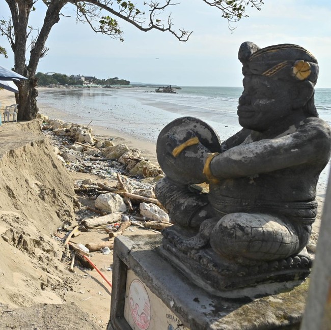 Gelombang Laut Terus Gerus Pantai Kuta Bali, Fasilitas Wisata Rusak