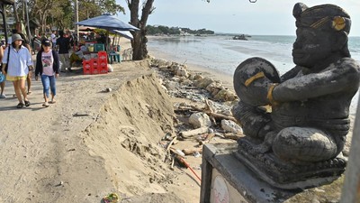 Gelombang Laut Terus Gerus Pantai Kuta Bali, Fasilitas Wisata Rusak