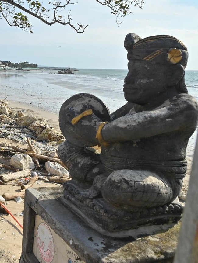 Gelombang Laut Terus Gerus Pantai Kuta Bali, Fasilitas Wisata Rusak