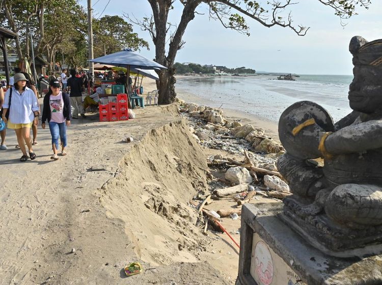 Gelombang Laut Terus Gerus Pantai Kuta Bali, Fasilitas Wisata Rusak