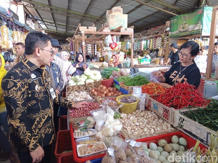 Wali Kota Magelang Damar Prasetyono bersama Forkopimda memantau harga kepokmas di Pasar Rejowinangun, Jumat (6/3/2026).