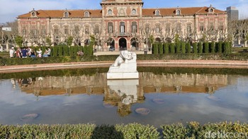 Pertama kita mengunjungi gedung Parlemen Catalunya yang masih satu bagian dengan Taman Ciutadella. Untungnya saat tim detikINET mengunjungi tempat ini cuacanya sedang cerah. Foto: Virgina Maulita Putri/detikinet