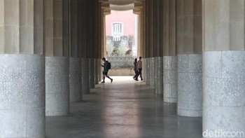 Destinasi berikutnya adalah Parc Guell, taman di atas bukit dengan elemen arsitektur karya Antoni Gaudi. Ini adalah deretan pilar yang menopang teras di atasnya. Foto: Virgina Maulita Putri/detikinet