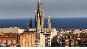 Dari sini pengunjung dapat melihat kota Barcelona dari ketinggian. Gereja Sagrada Familia yang jaraknya jauh pun dapat dipotret dengan jelas menggunakan zoom 10x di Tecno Camon 50 Pro. Foto: Virgina Maulita Putri/detikinet