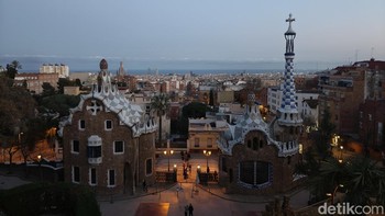 Suasana Parc Guell jadi makin romantis setelah matahari mulai terbenam dan lampu jalan mulai dinyalakan. Foto: Virgina Maulita Putri/detikinet