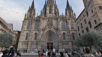 Kita pindah ke wilayah Gothic Quarter, dan mampir ke Katedral Barcelona.Tecno Camon 50 Pro dibekali tiga kamera belakang yang terdiri dari kamera utama 50 MP yang menggunakan sensor Sony LYT-700C. Foto: Virgina Maulita Putri/detikinet