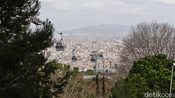 Kita melihat Barcelona dari atas lagi dengan mengunjungi wilayah Montjuic yang bisa dijangkau menggunakan kereta gantung. Foto: Virgina Maulita Putri/detikinet
