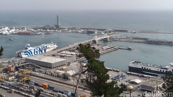 Dari sini kita tidak hanya bisa melihat pusat kota Barcelona saja, tapi juga Pelabuhan Barcelona dan Laut Balearik. Foto: Virgina Maulita Putri/detikinet