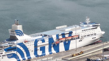 Hanya dengan zoom 10x menggunakan Tecno Camon 50 Pro 5G kita sudah bisa melihat kapal feri yang sedang bersandar dengan lebih dekat. Foto: Virgina Maulita Putri/detikinet