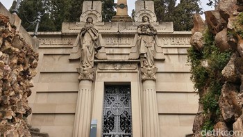 Setelah turun dari Montjuic, kita mampir sebentar ke pemakaman megah yang ada di sisi bukit. Foto: Virgina Maulita Putri/detikinet