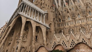 Perjalanan kali ini ditutup dengan mengunjungi Sagrada Familia yang megah. Foto: Virgina Maulita Putri/detikinet