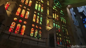 Jendela warna-warni Sagrada Familia yang bikin terpukau. Foto: Virgina Maulita Putri/detikinet