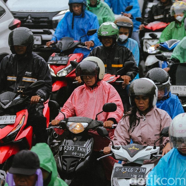 Hujan Deras dan Kemacetan Warnai Pagi Hari di Ciputat